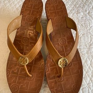 NEVER WORN Tory Burch Tan Patent Leather Wedge Sandal